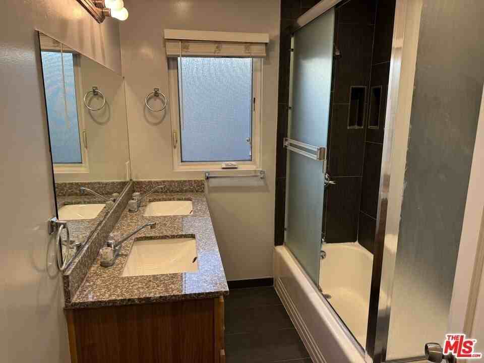 15746 Magnolia Blvd - Photo 4 of 8