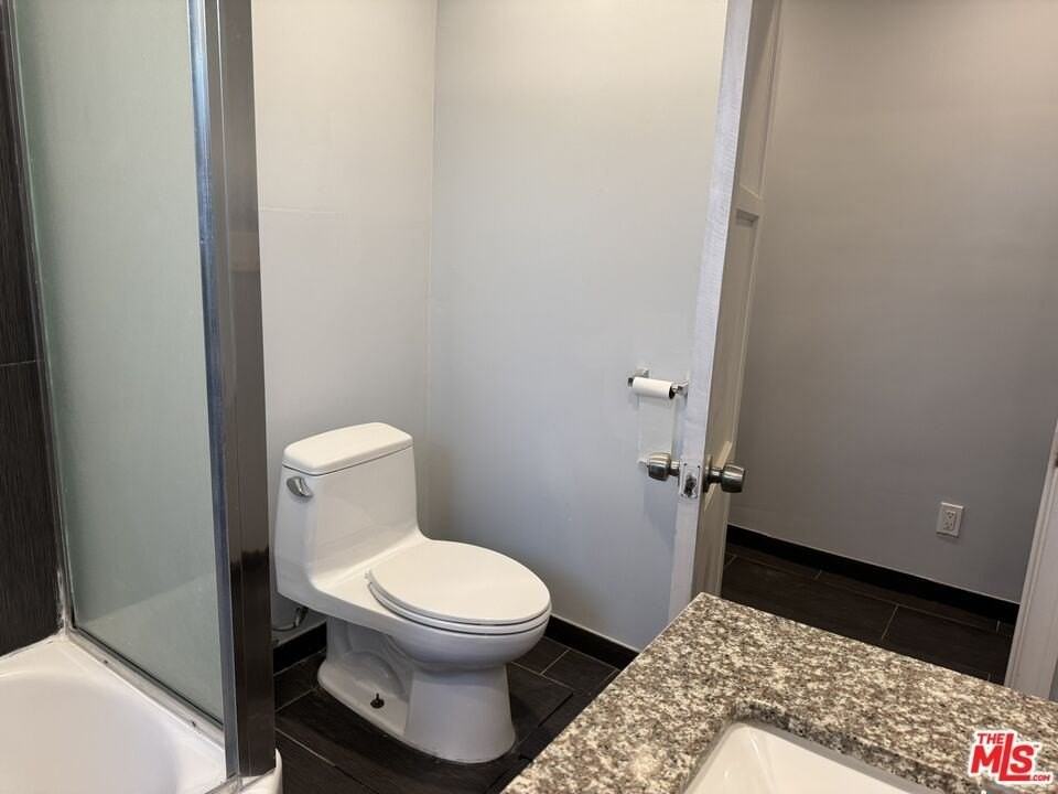 15746 Magnolia Blvd - Photo 5 of 8