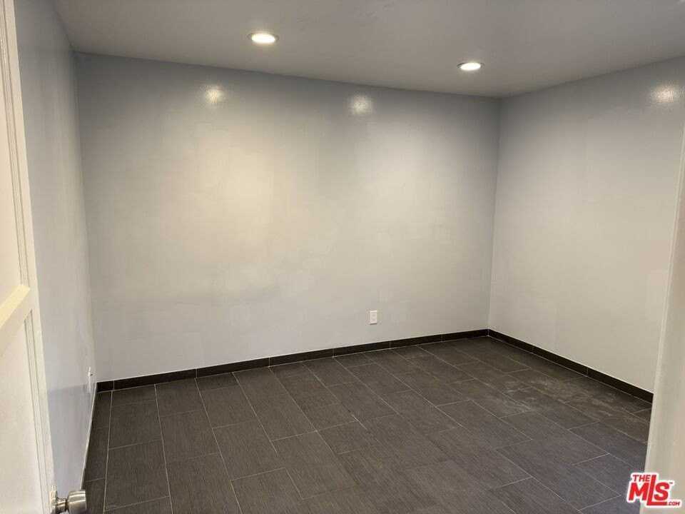 15746 Magnolia Blvd - Photo 7 of 8