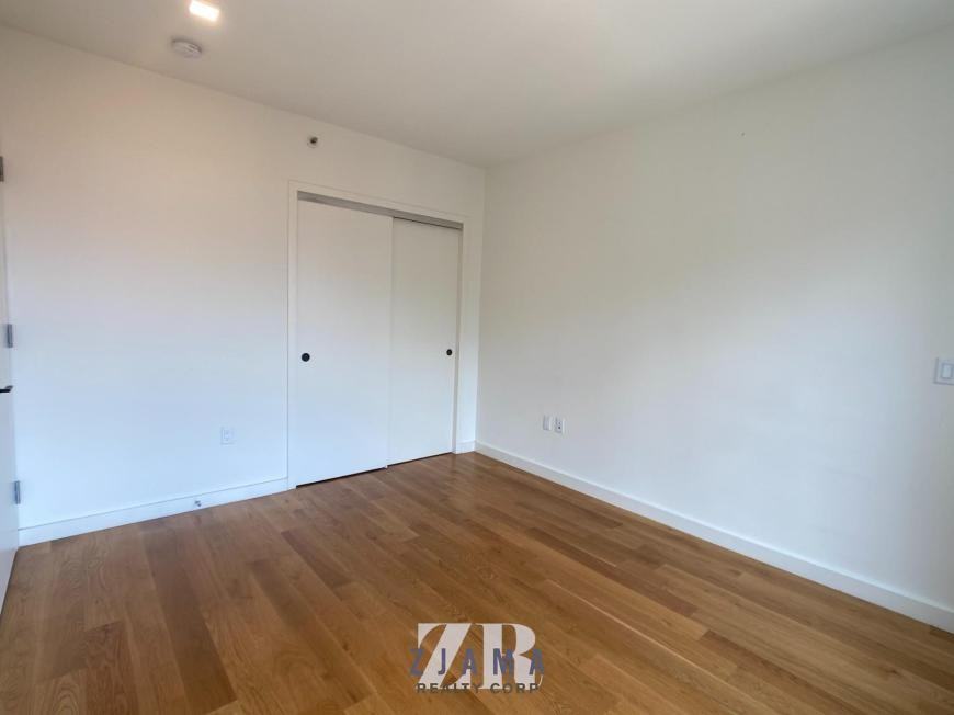25 E 19th St