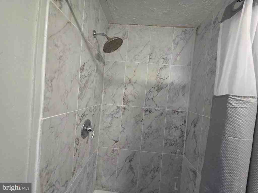 110 Howard Ave - Photo 5 of 11