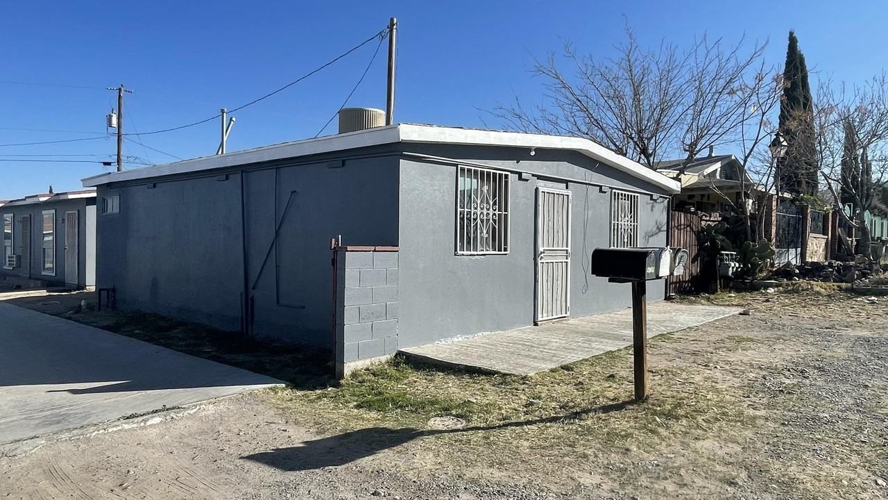 605 Meadow Road unit: House - Photo 2 of 16