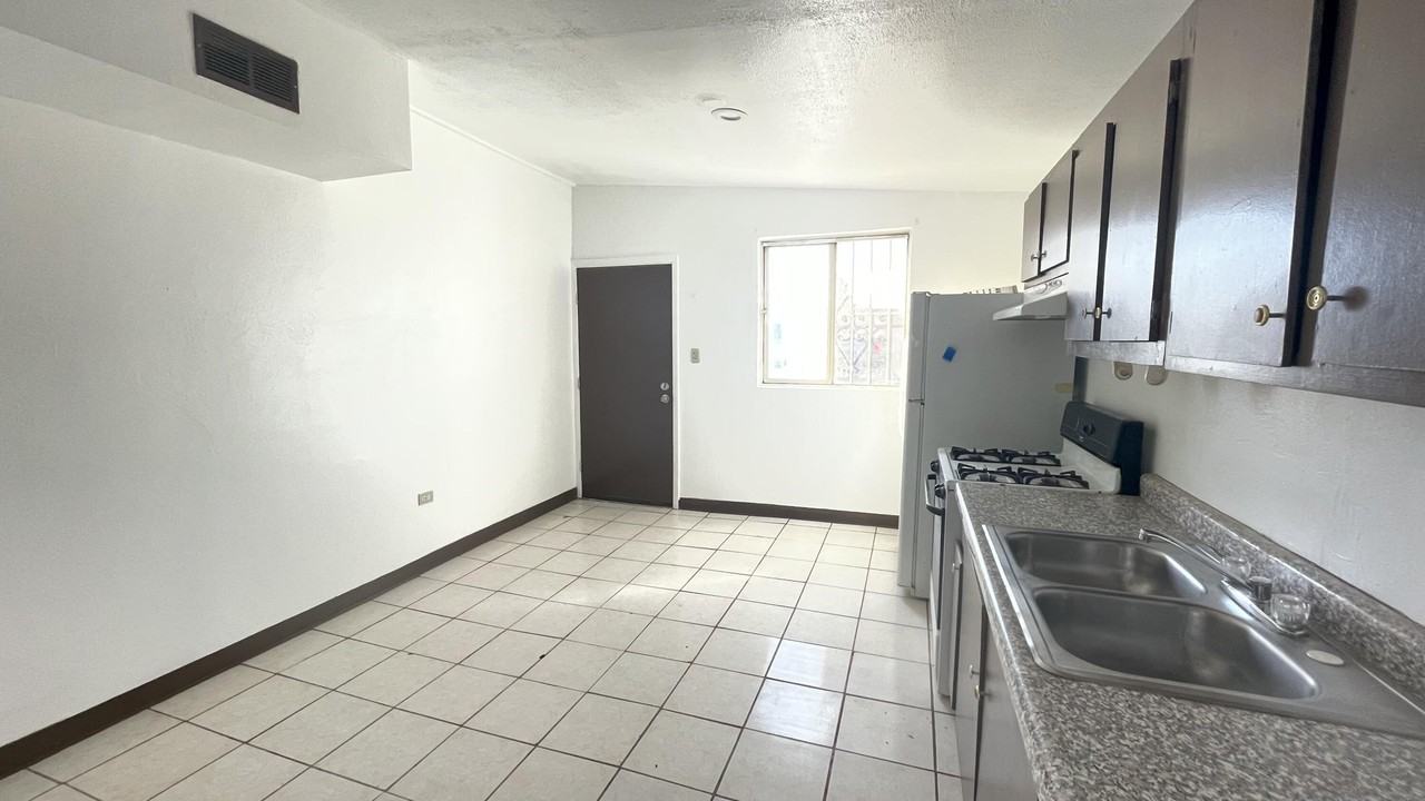 605 Meadow Road unit: House - Photo 4 of 16