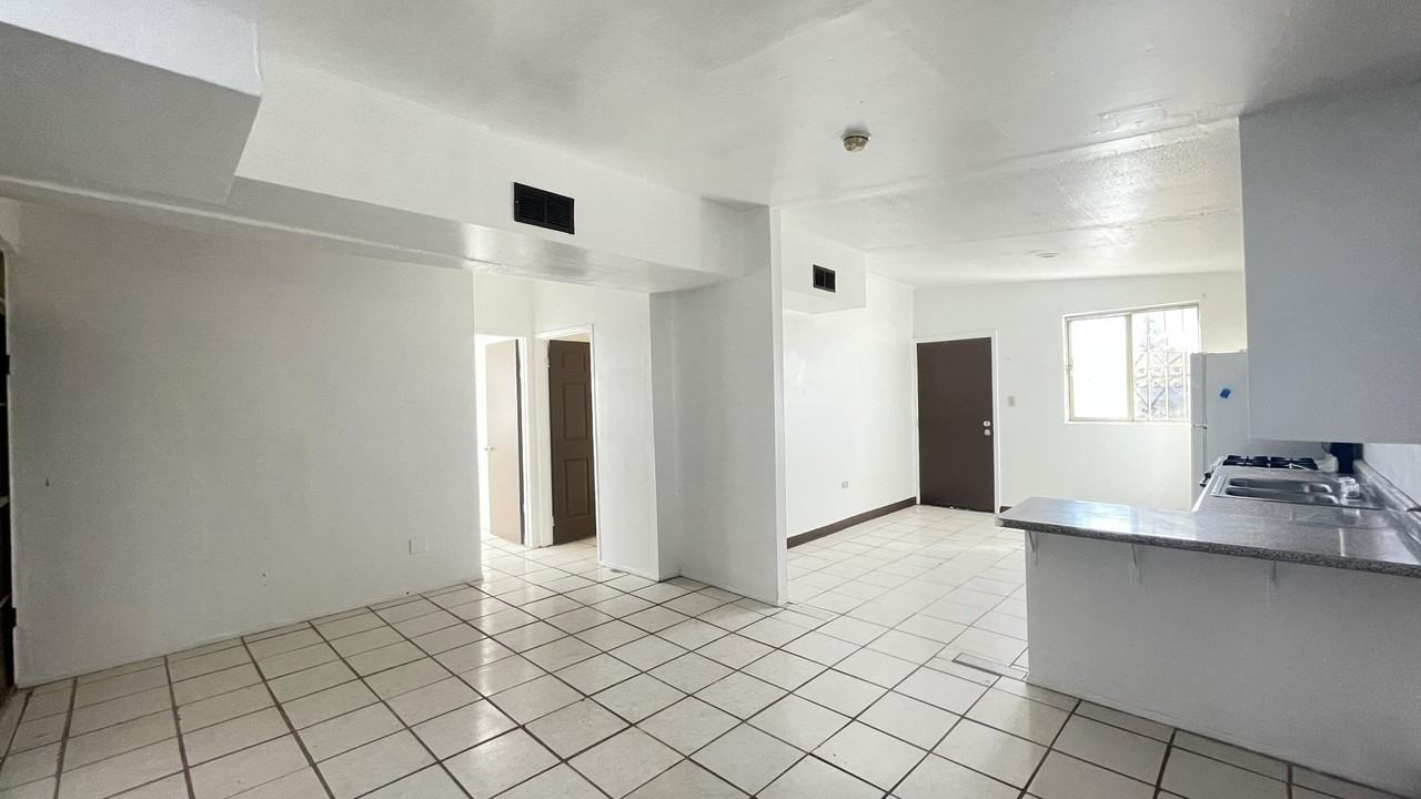 605 Meadow Road unit: House - Photo 5 of 16