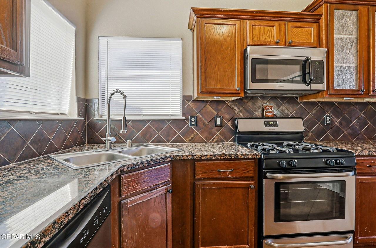 3165 Sarina Cir - Photo 6 of 34