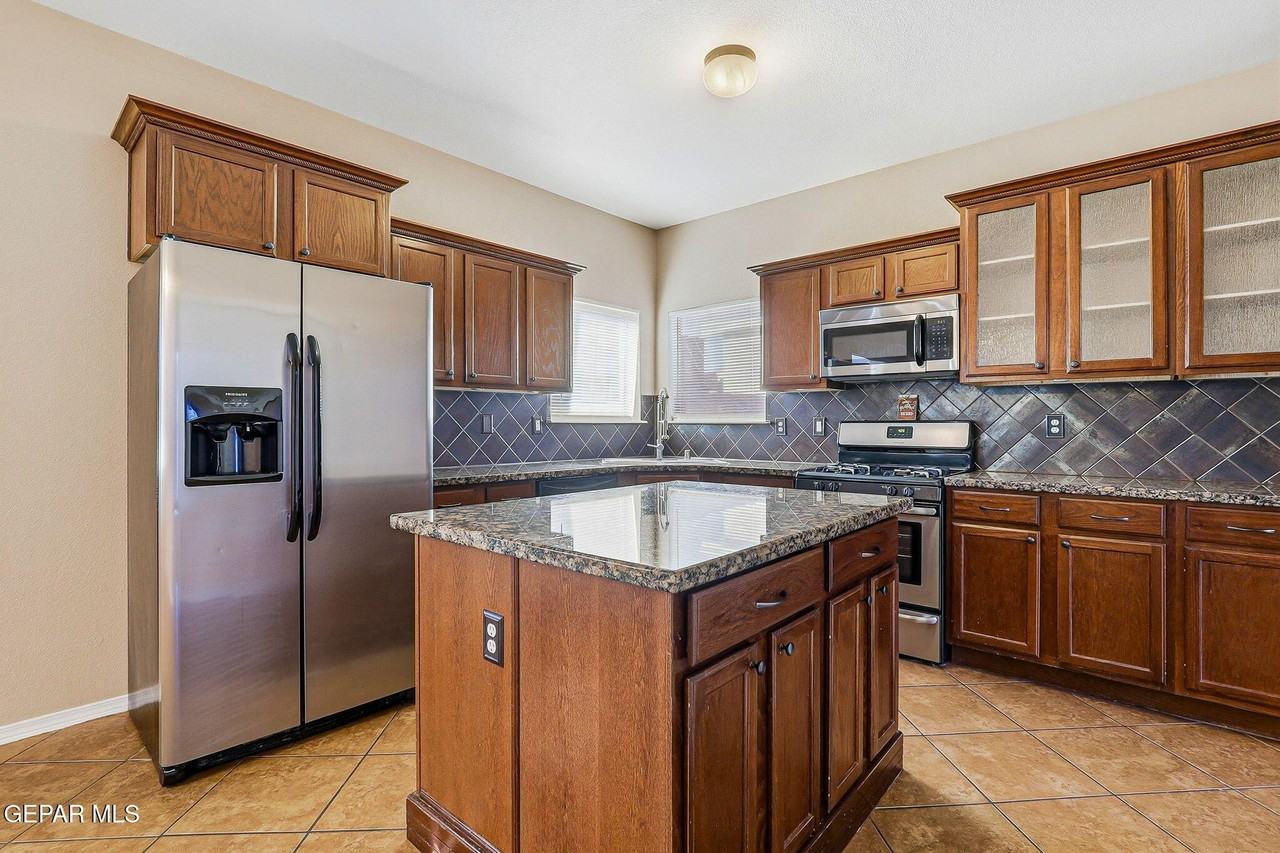 3165 Sarina Cir - Photo 7 of 34