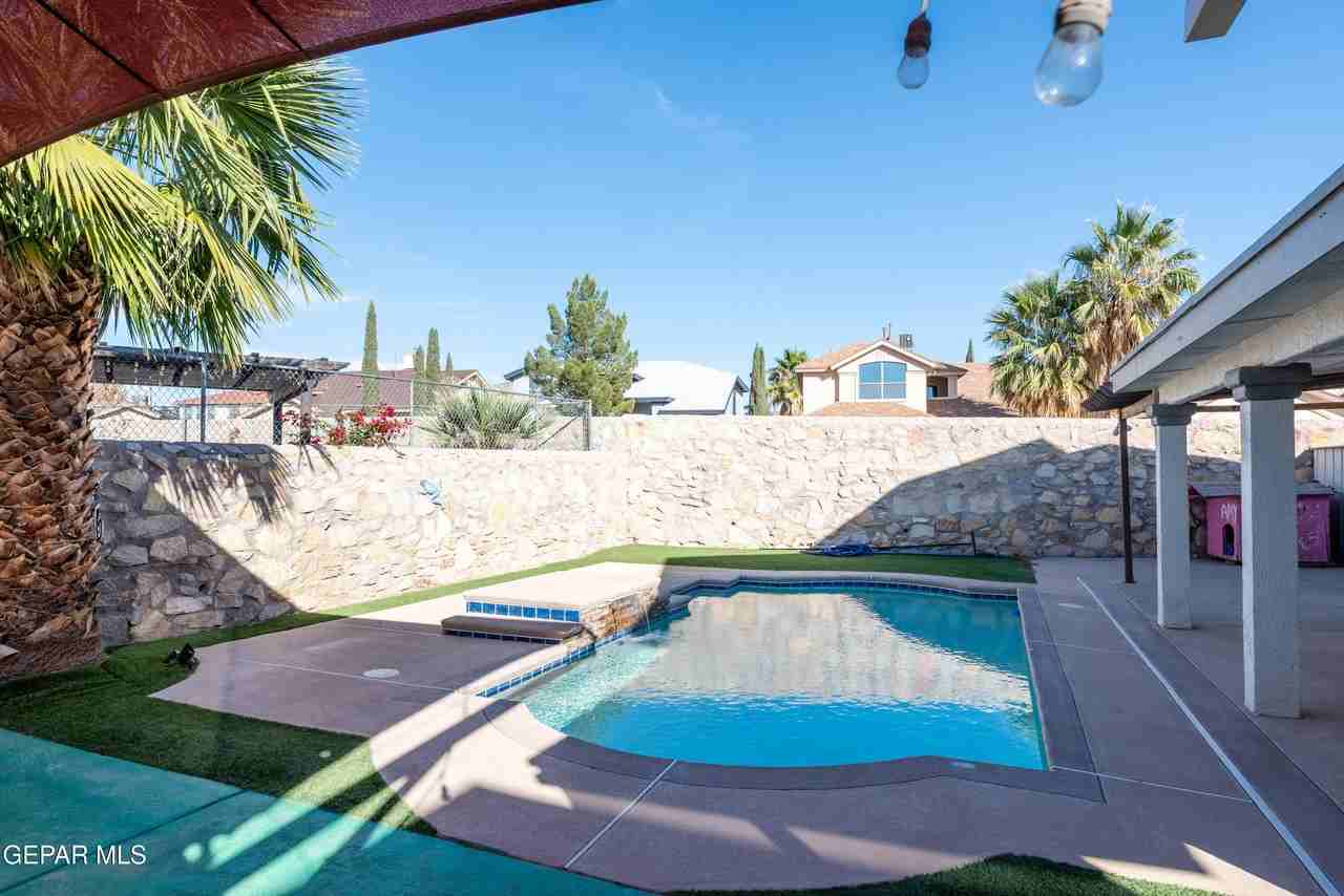 12297 Kingsgate Ct - Photo 4 of 25