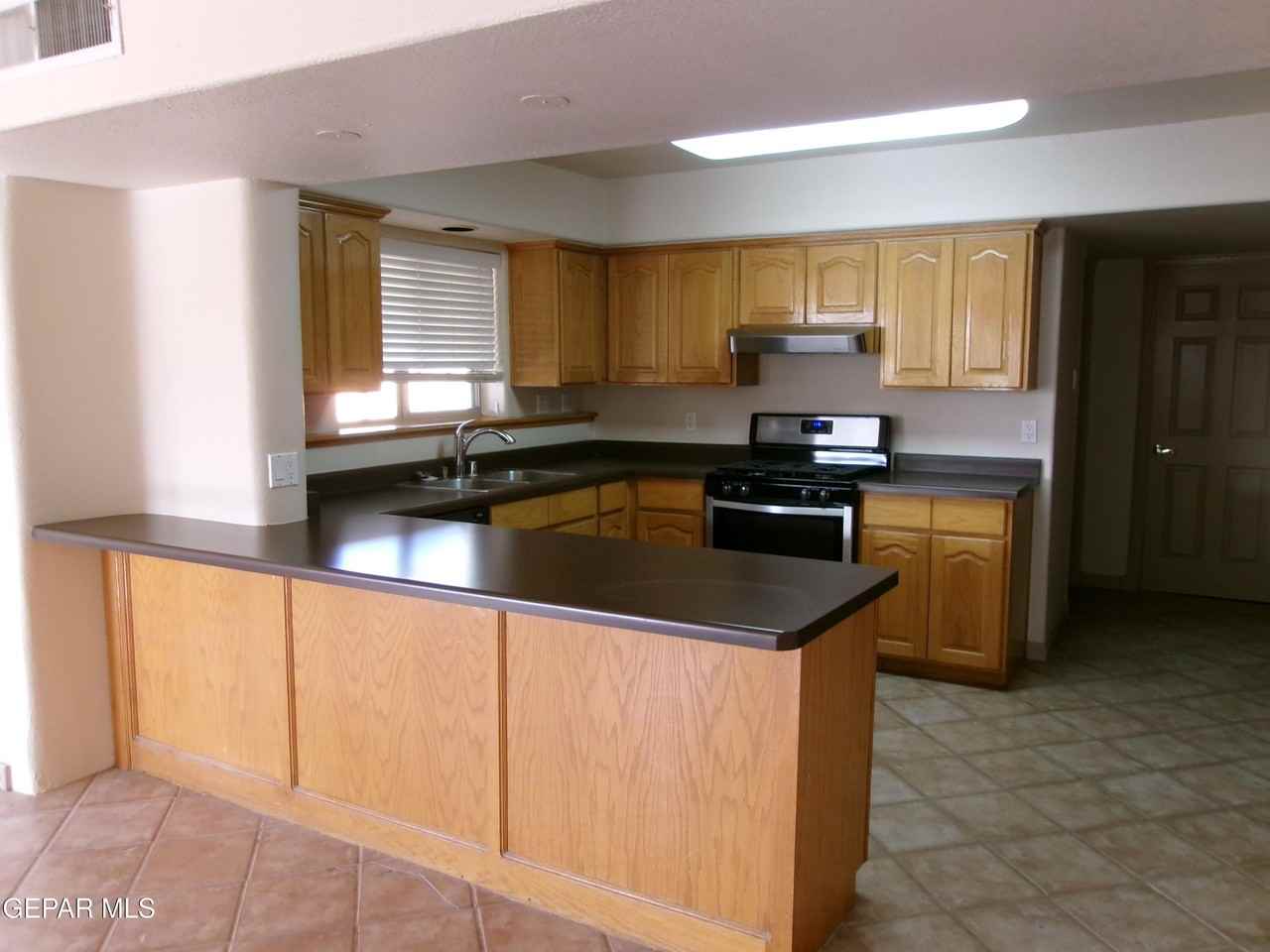 3933 Emory Rd - Photo 6 of 18