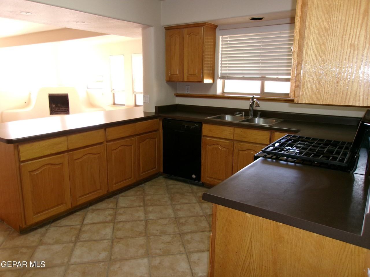 3933 Emory Rd - Photo 7 of 18