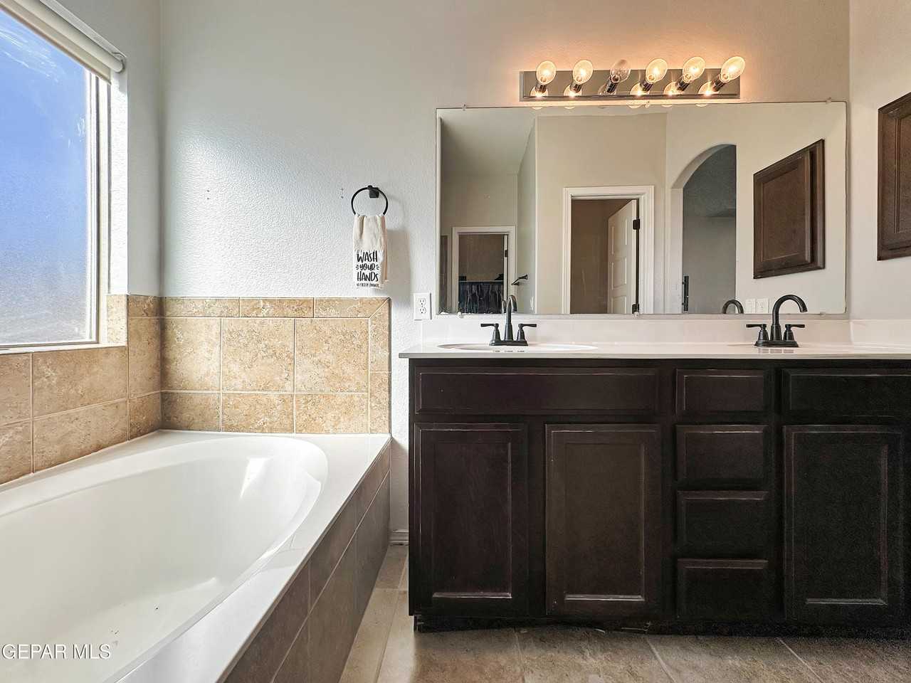 5037 Lone Cactus Ct - Photo 5 of 25