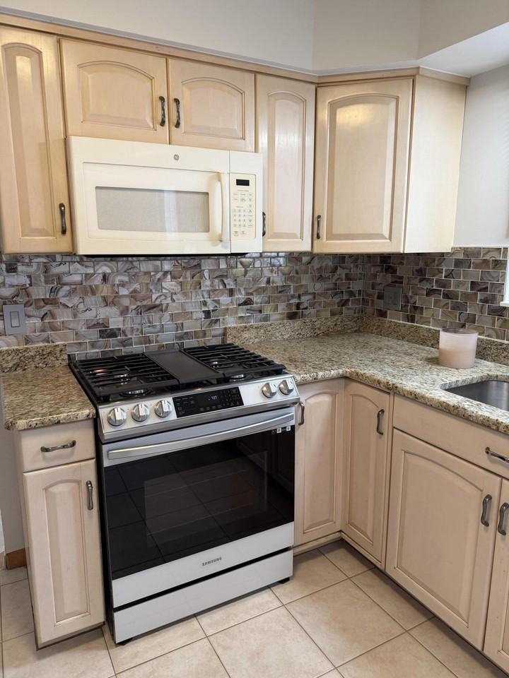 3550 Kings Point Dr - Photo 3 of 18