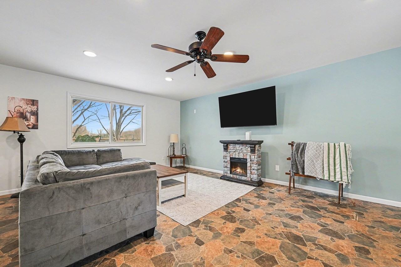 325 W Delhi Rd - Photo 2 of 15