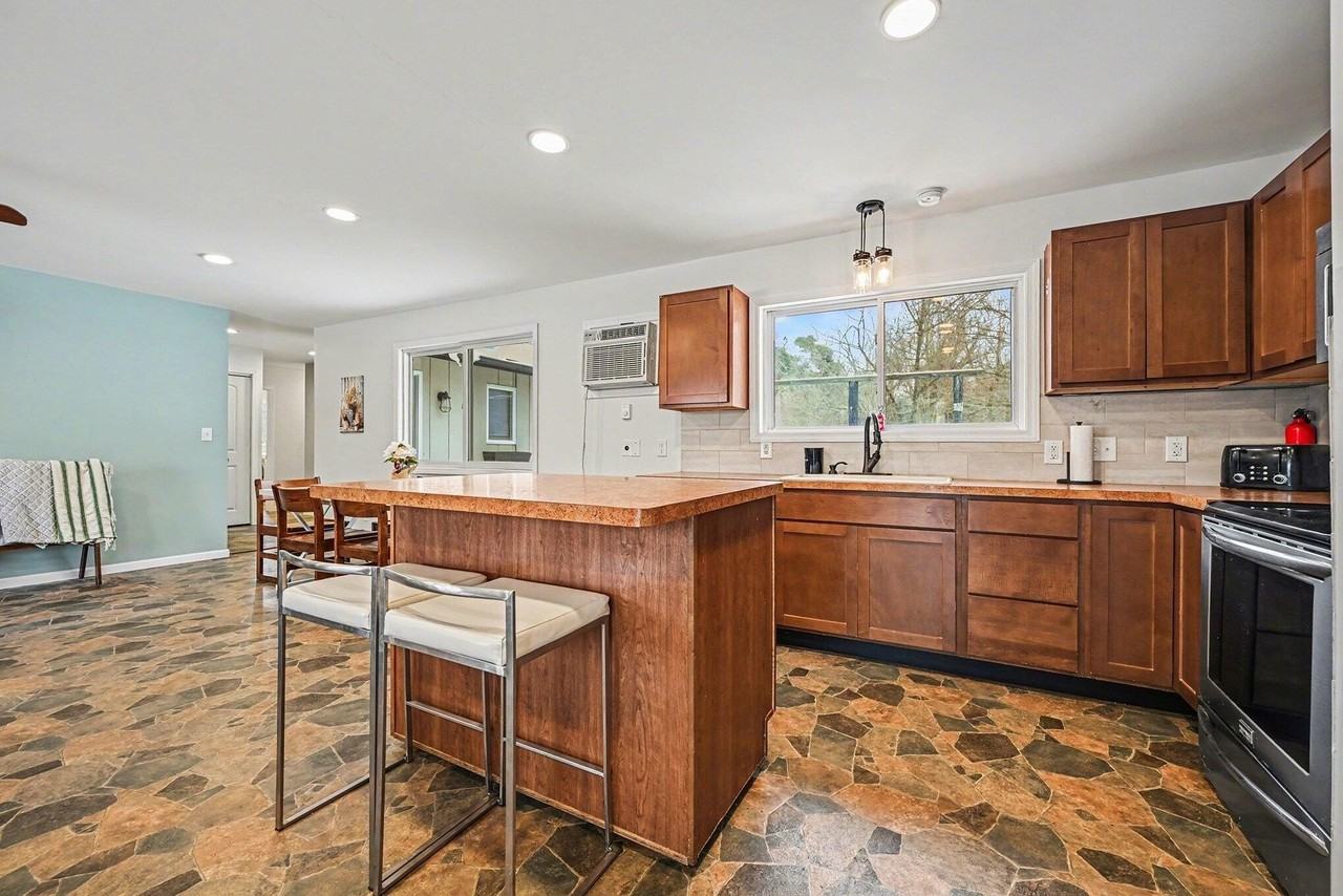 325 W Delhi Rd - Photo 4 of 15