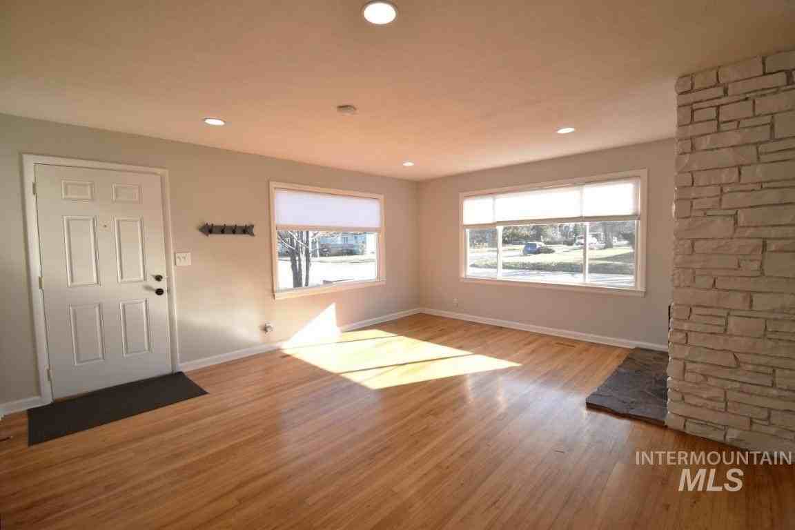 1327 S Leadville Ave - Photo 5 of 18