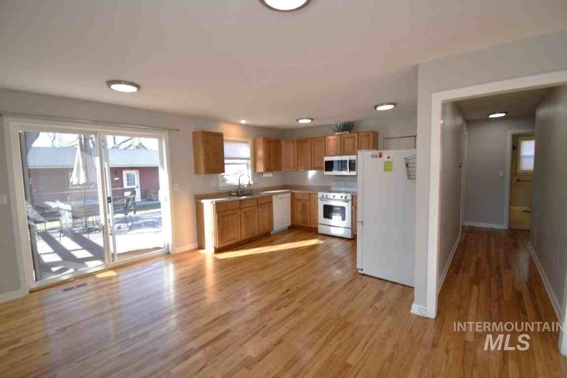 1327 S Leadville Ave - Photo 7 of 18