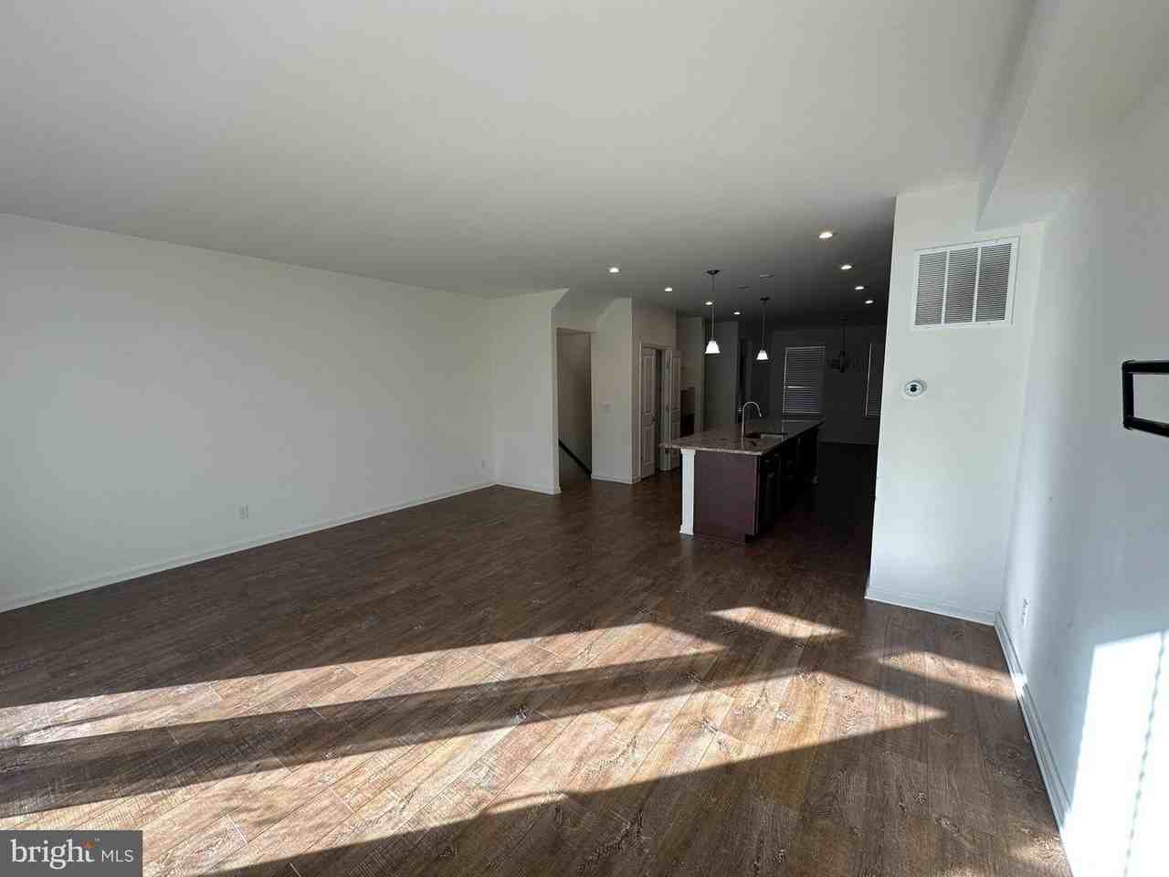 43431 Robey Sq - Photo 4 of 24