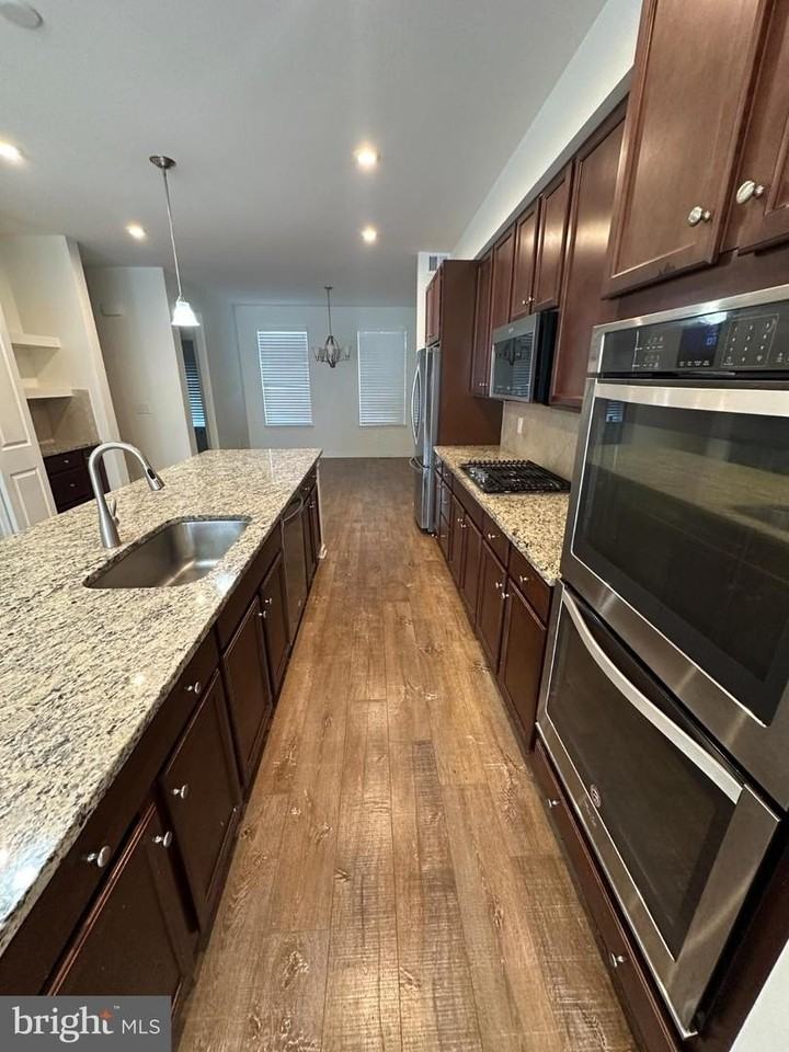 43431 Robey Sq - Photo 5 of 24