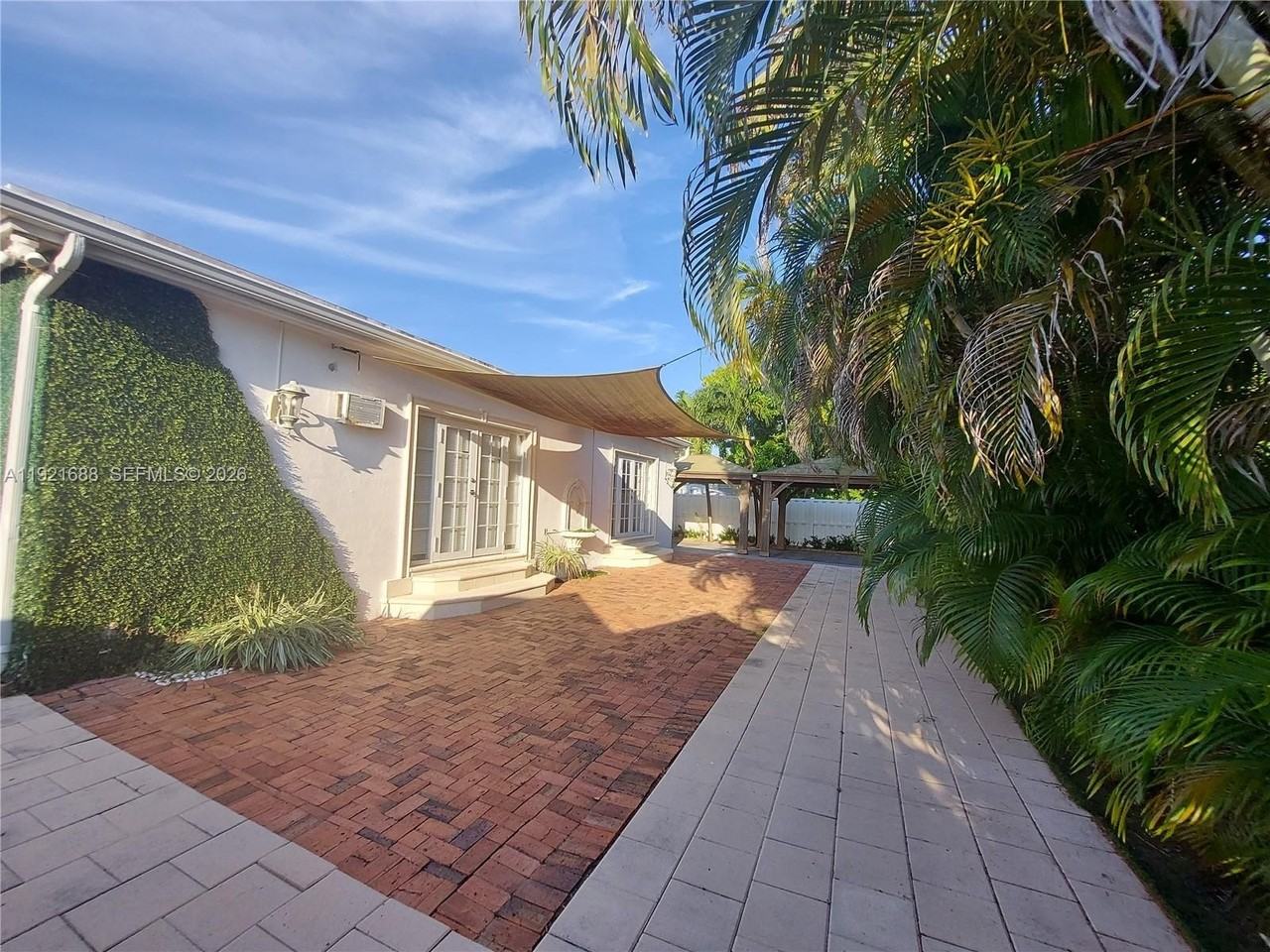 8105 Sw 17th Ter - Photo 7 of 24