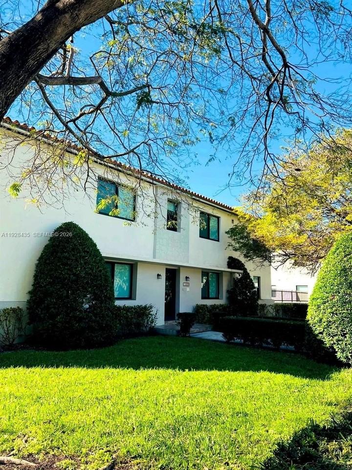 4204 Sw 14th St #3 - Photo 3 of 13