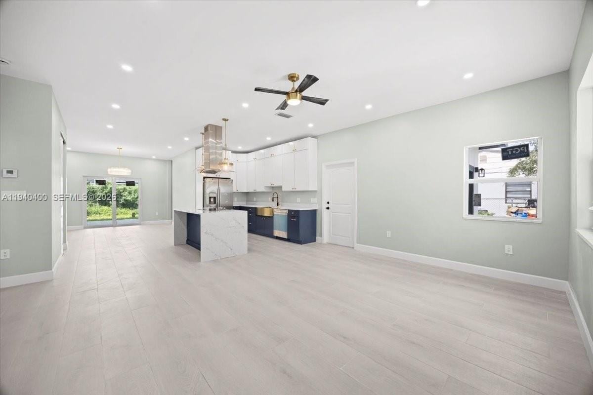 930 34th St - Photo 5 of 17