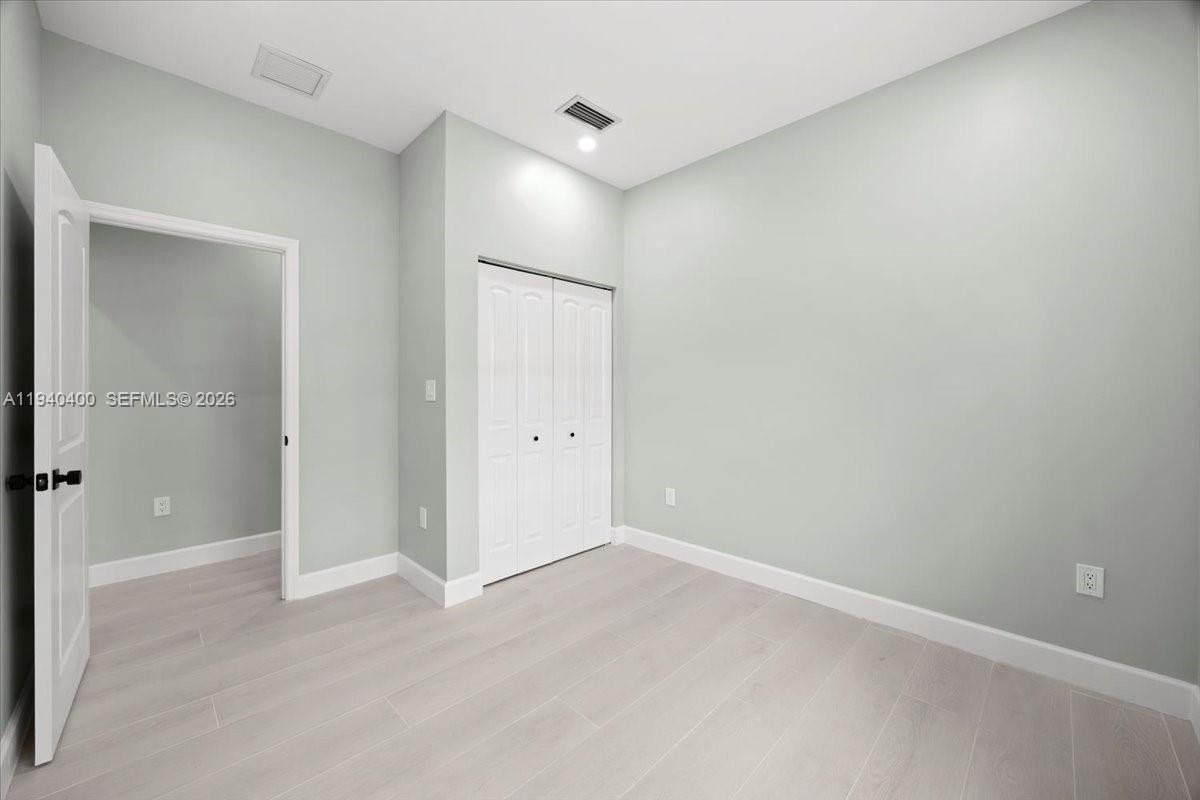 930 34th St - Photo 7 of 17