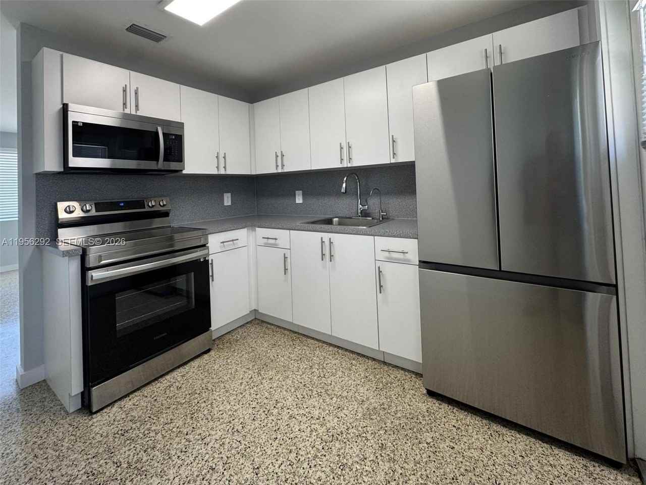 575 E 22nd St #3 - Photo 5 of 10