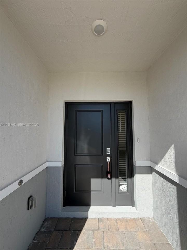 323 Ne 16th St - Photo 2 of 22