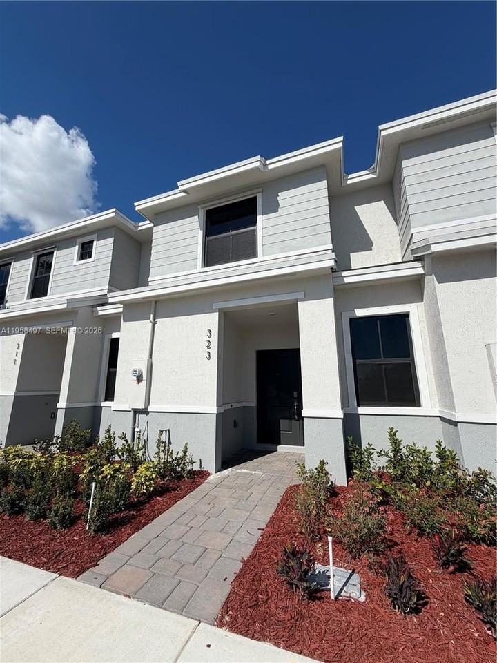 323 Ne 16th St - Photo 3 of 22