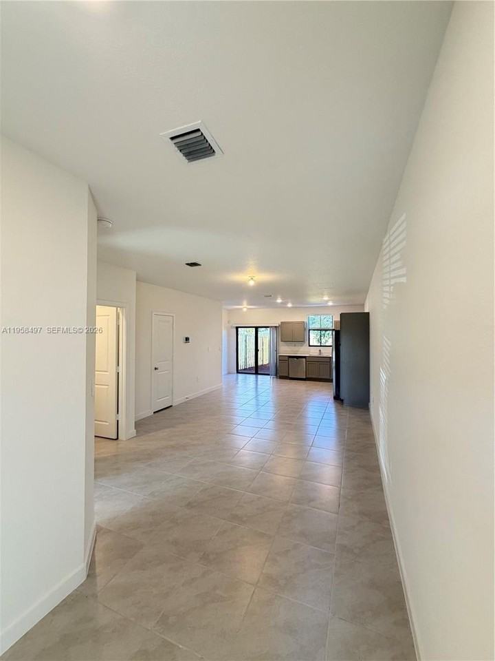 323 Ne 16th St - Photo 4 of 22