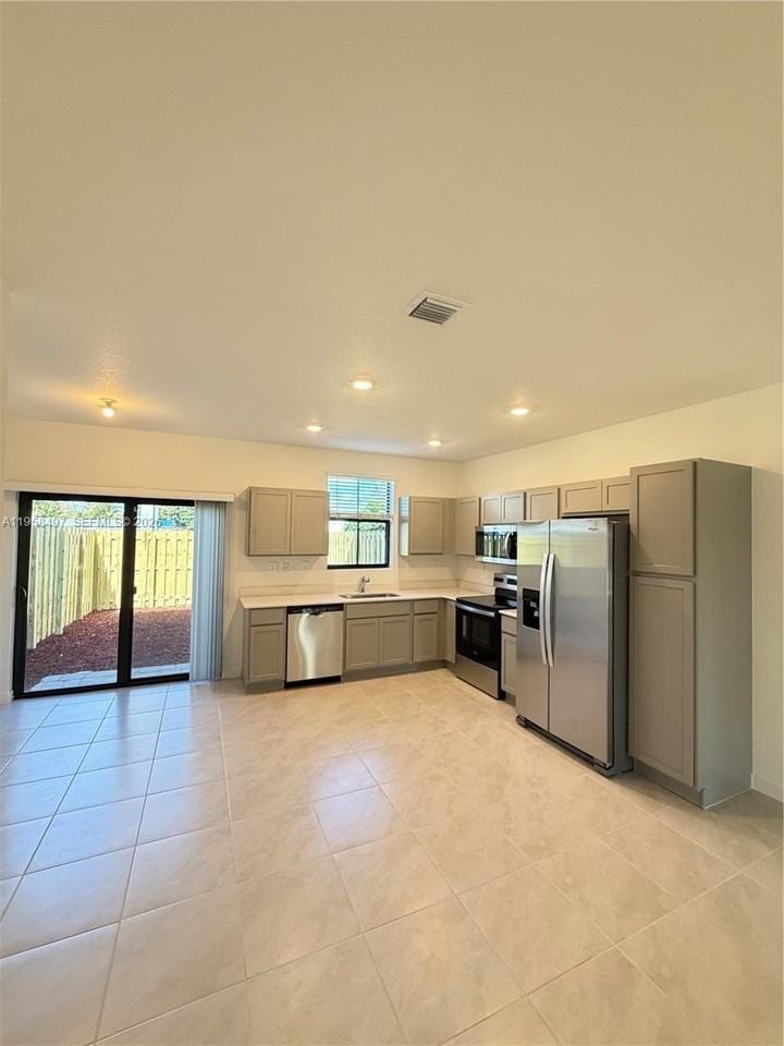 323 Ne 16th St - Photo 5 of 22