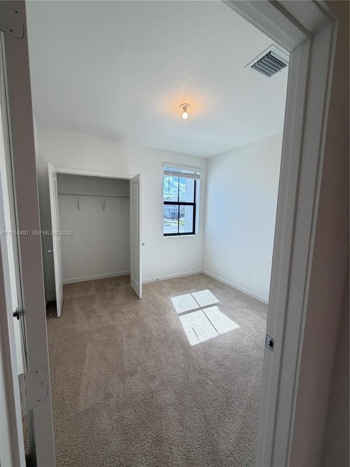 323 Ne 16th St - Photo 6 of 22