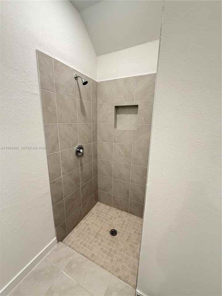 323 Ne 16th St - Photo 7 of 22