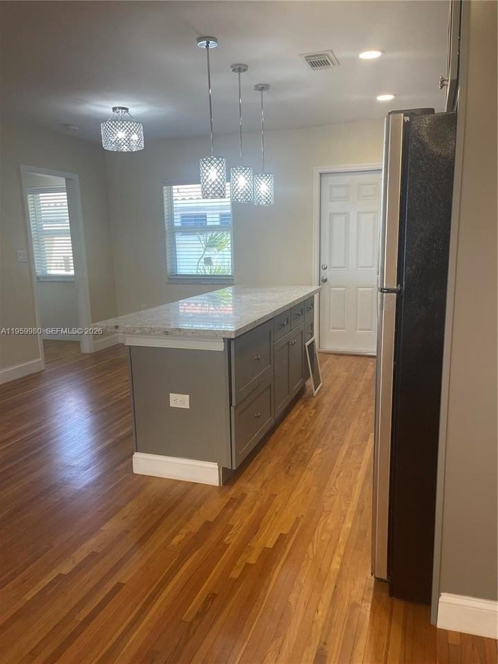 1084 92nd St #3 - Photo 4 of 16