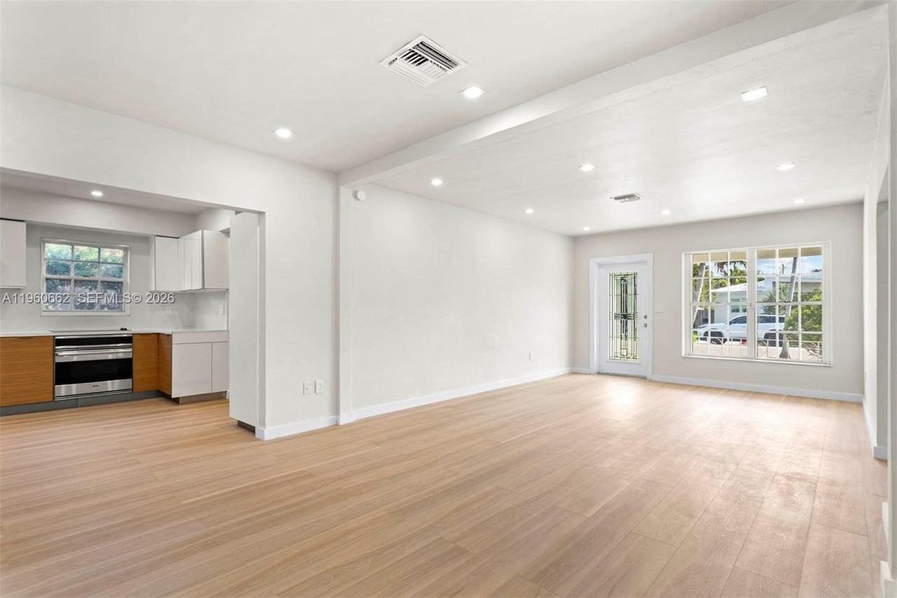 9132 Froude Ave - Photo 5 of 24