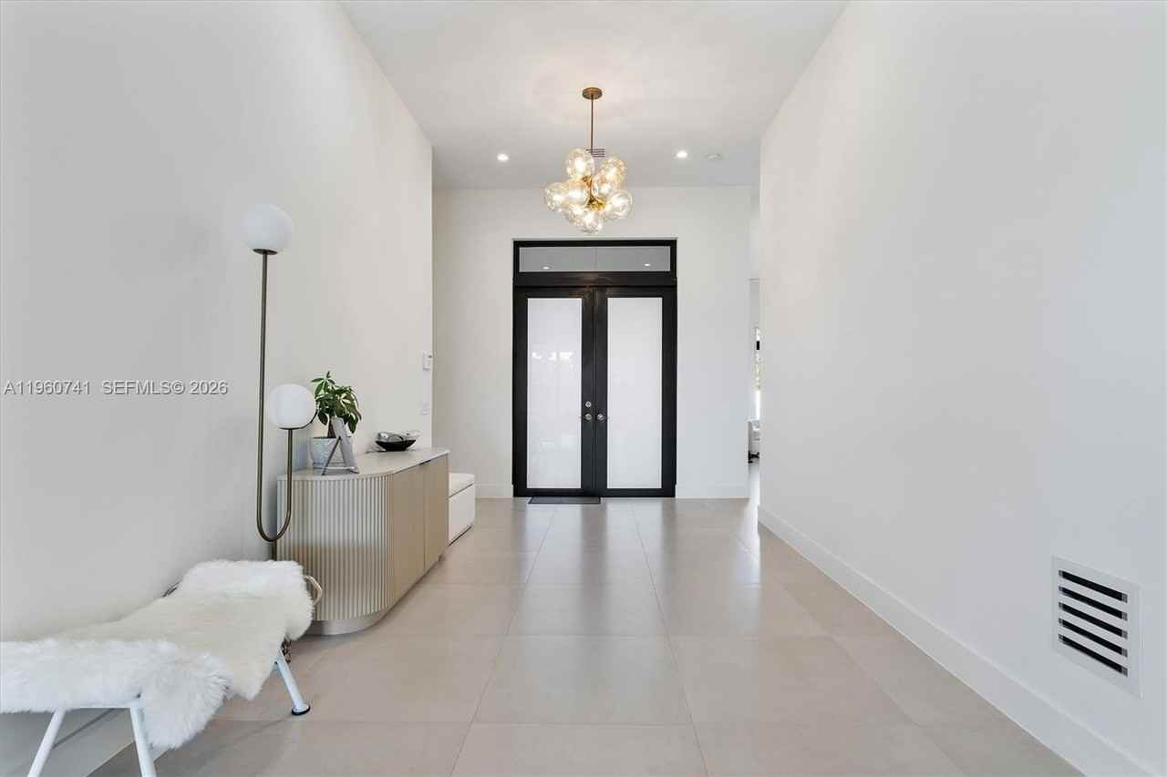 3502 Ashwood Cir N - Photo 4 of 50