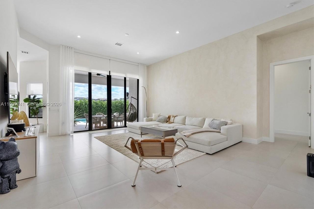 3502 Ashwood Cir N - Photo 5 of 50