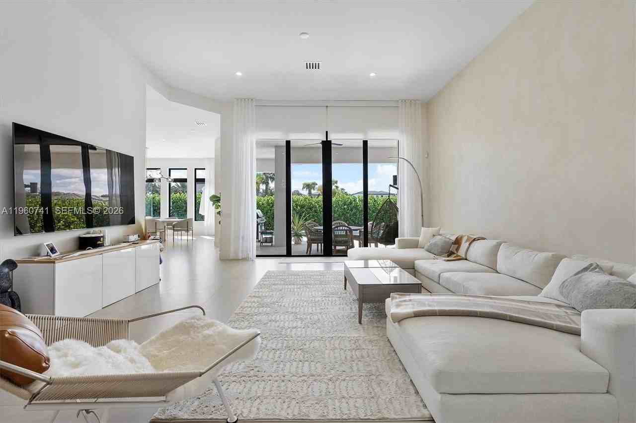 3502 Ashwood Cir N - Photo 6 of 50