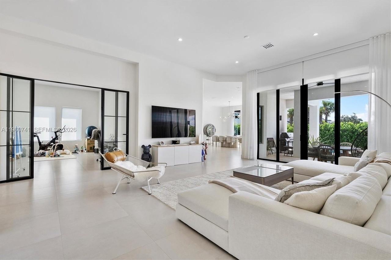 3502 Ashwood Cir N - Photo 7 of 50