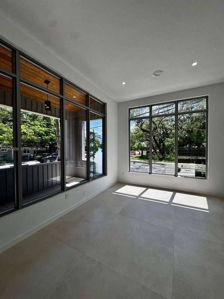 3204 Plaza St - Photo 4 of 19