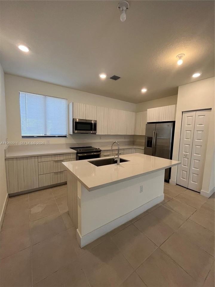 4935 Nw 84th Ave #0 - Photo 4 of 22