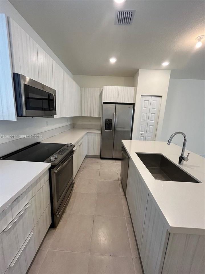 4935 Nw 84th Ave #0 - Photo 5 of 22