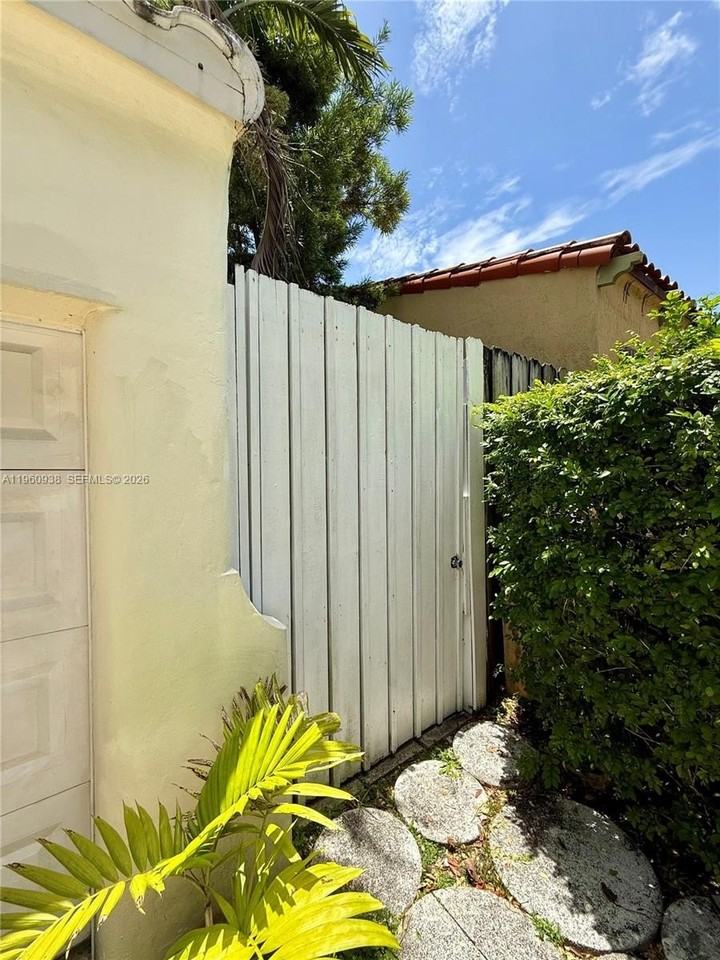 1750 Sw 16th St #1 - Photo 6 of 7