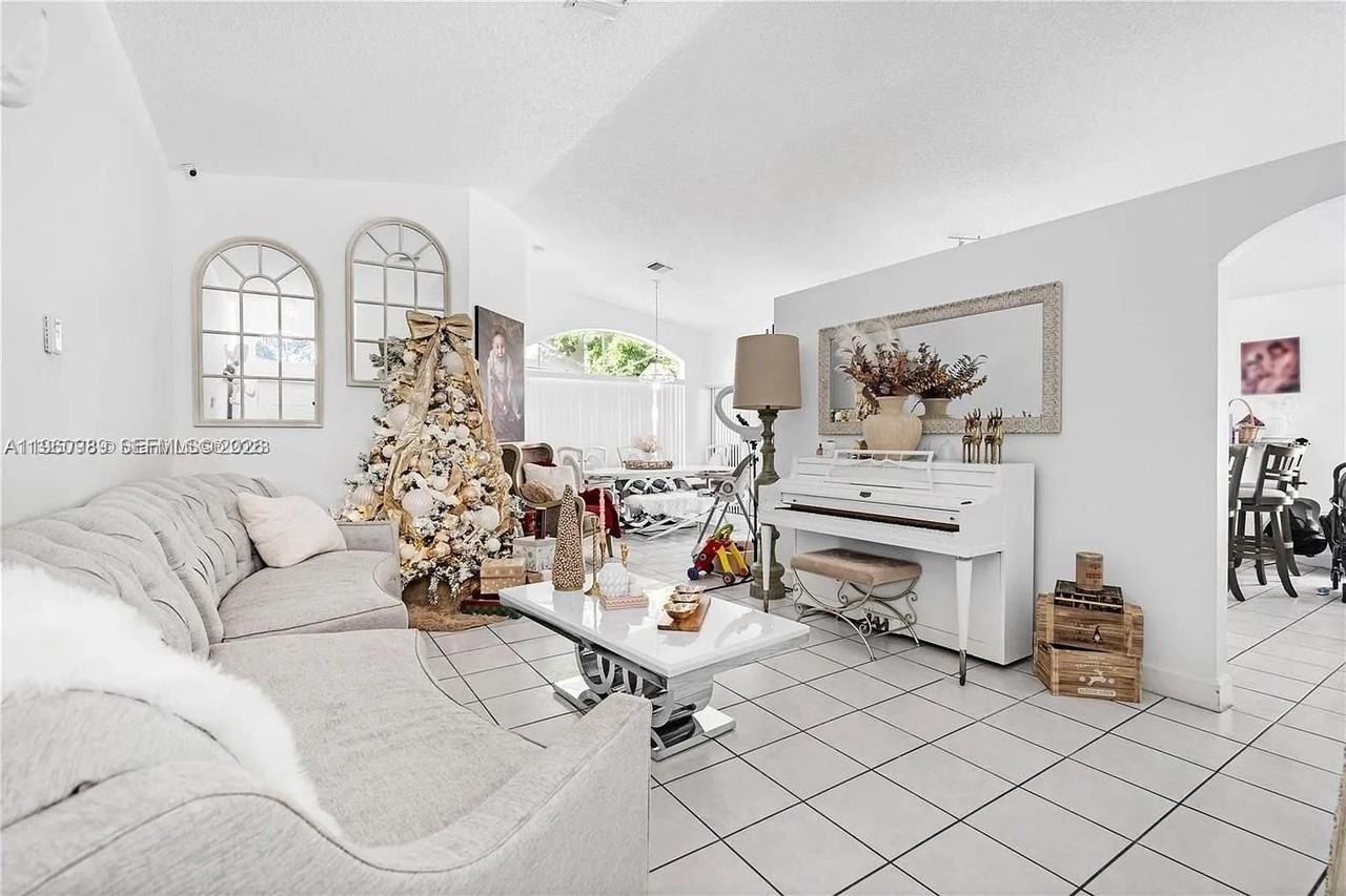 11276 Nw 58th Ter - Photo 5 of 33