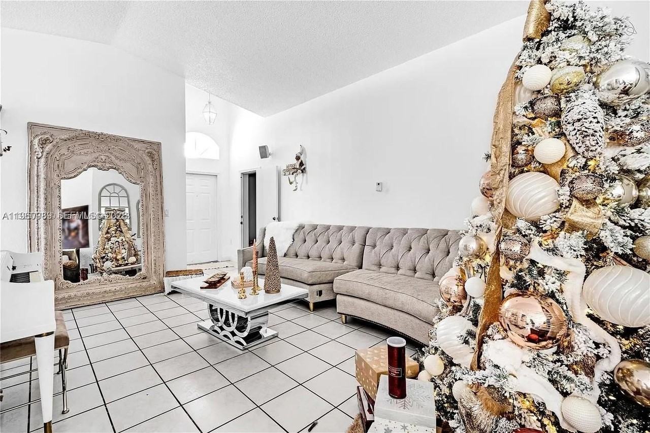 11276 Nw 58th Ter - Photo 6 of 33