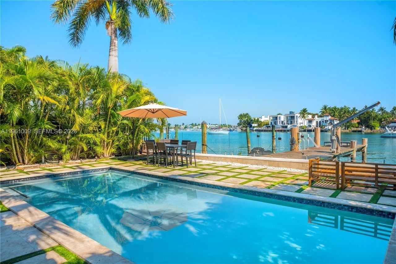 253 N Coconut Ln - Photo 3 of 40