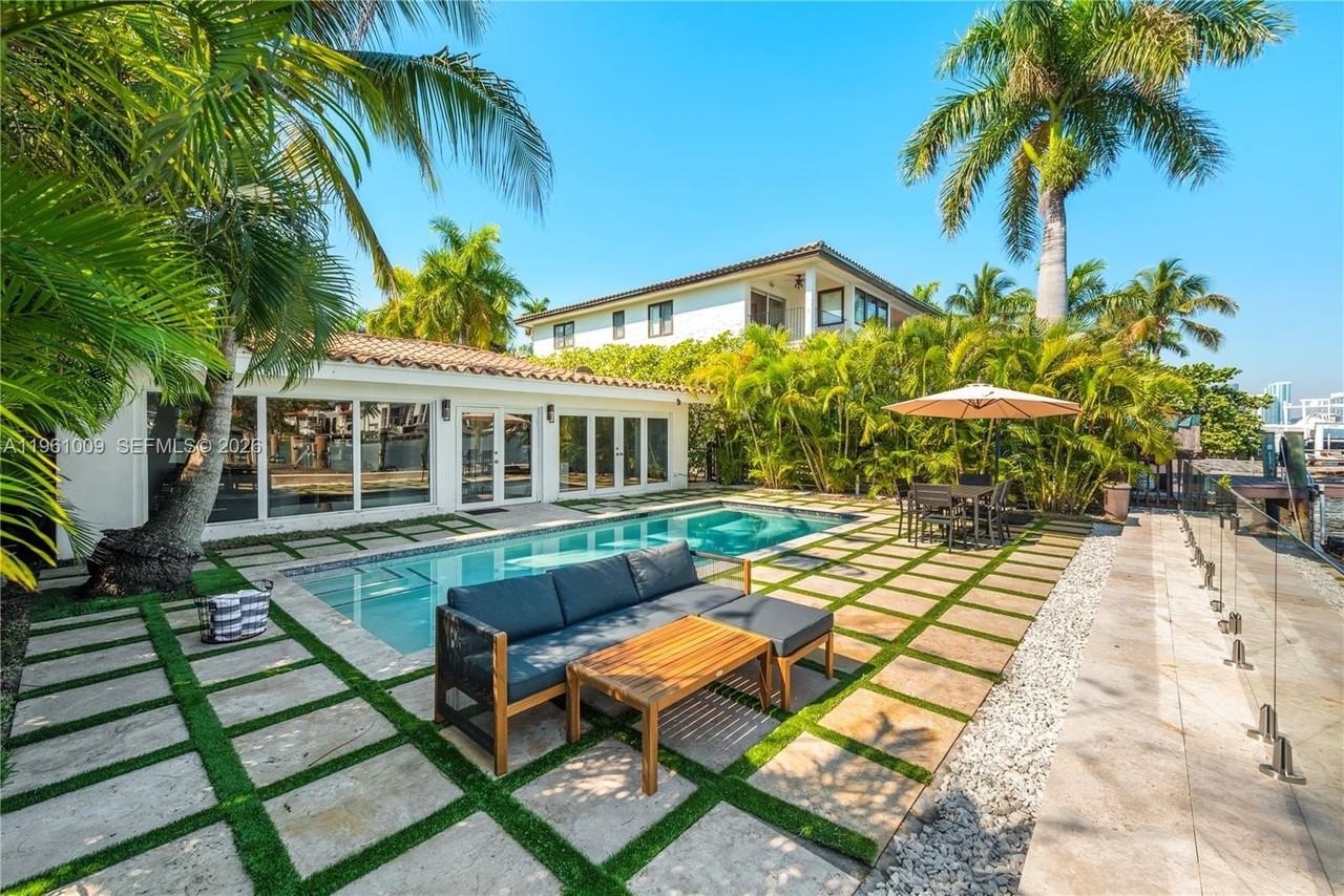 253 N Coconut Ln - Photo 4 of 40