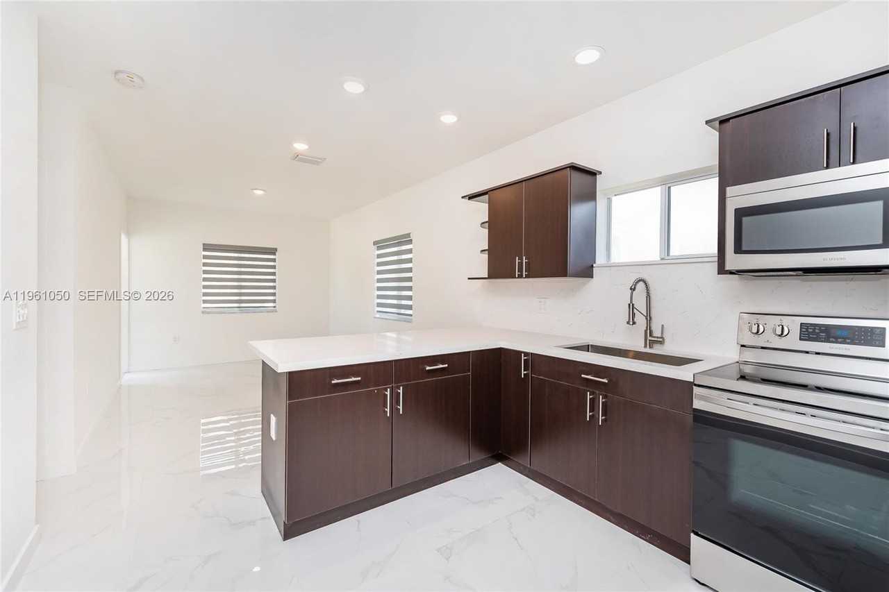 4803 Nw 23rd Ave - Photo 4 of 21