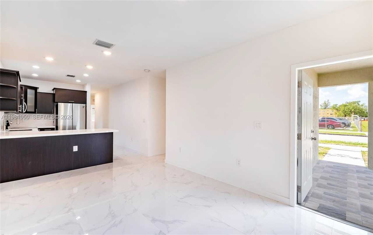 4803 Nw 23rd Ave - Photo 5 of 21