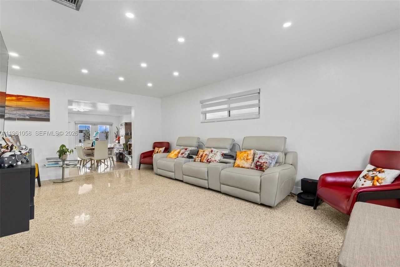 8300 Nw 35th Pl #0 - Photo 6 of 41