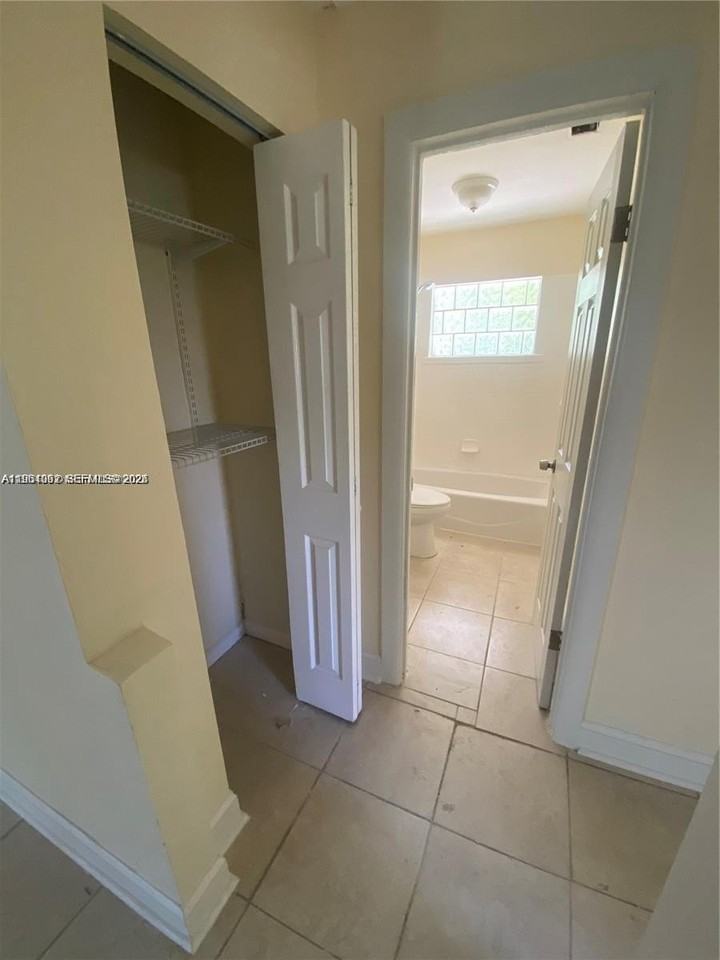 933 Ne 38th St #1-3 - Photo 6 of 11